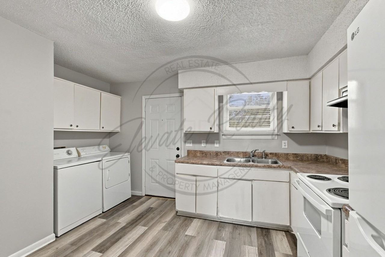 3620 Village Trl - Photo 4 of 17