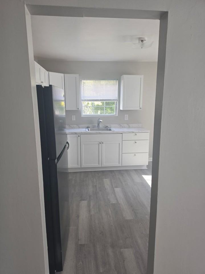 811 Mcdowell Ave Nw - Photo 5 of 22