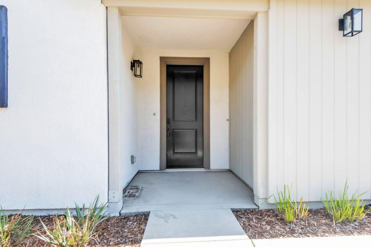 3201 Sunny Gate Ln - Photo 2 of 35