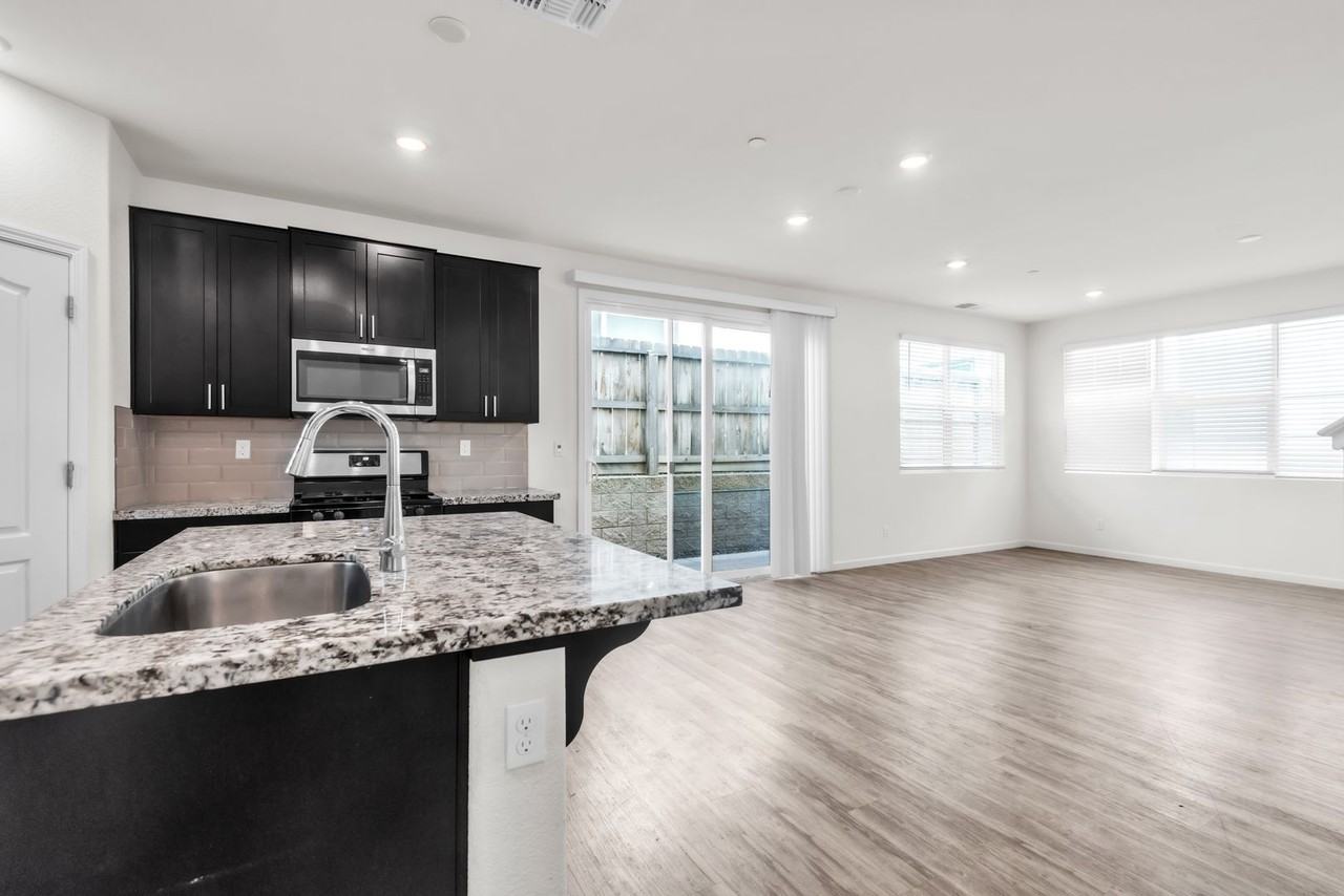 3201 Sunny Gate Ln - Photo 6 of 35