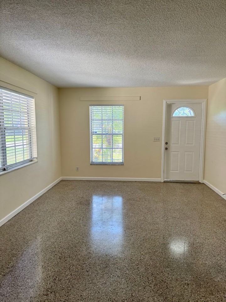 4423 W Varn Ave - Photo 2 of 15