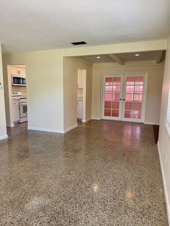 4423 W Varn Ave - Photo 3 of 15