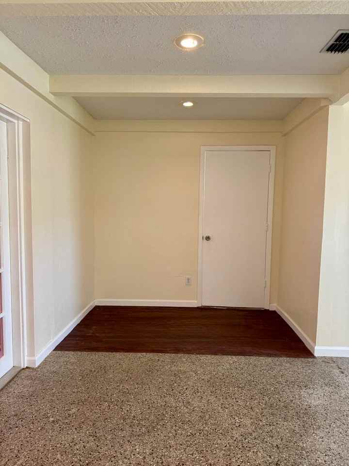 4423 W Varn Ave - Photo 4 of 15