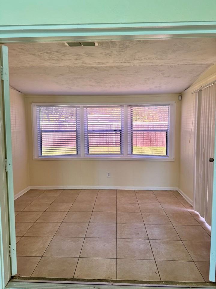 4423 W Varn Ave - Photo 5 of 15