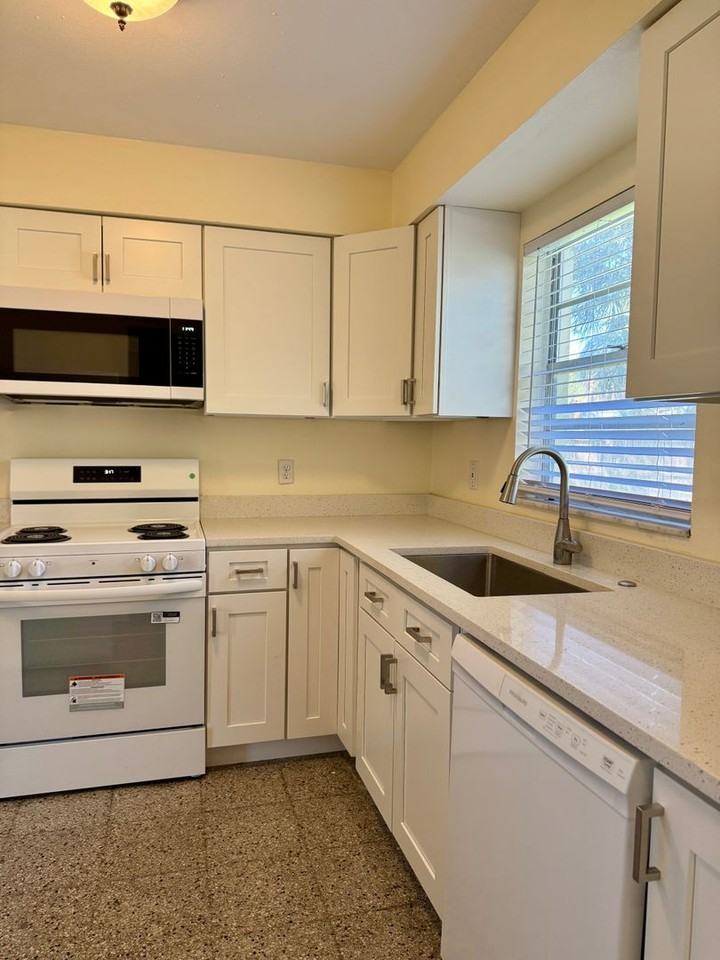 4423 W Varn Ave - Photo 6 of 15