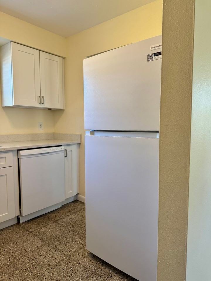 4423 W Varn Ave - Photo 7 of 15