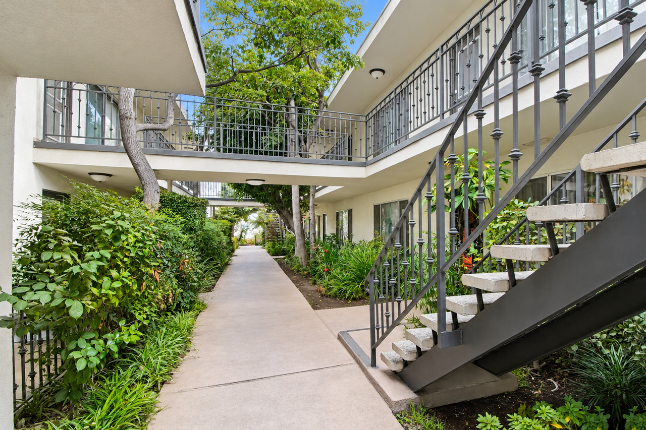Relaxed Living, South of Ventura Boulevard - Photo 7 of 7
