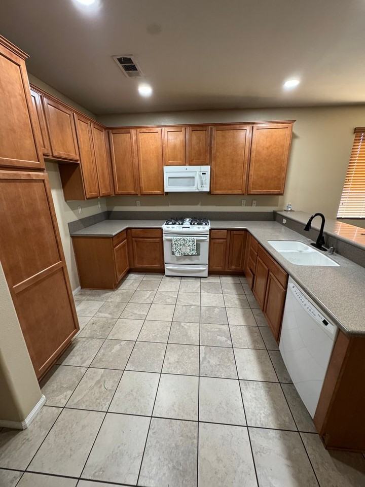 16636 Desert Lily St - Photo 7 of 27