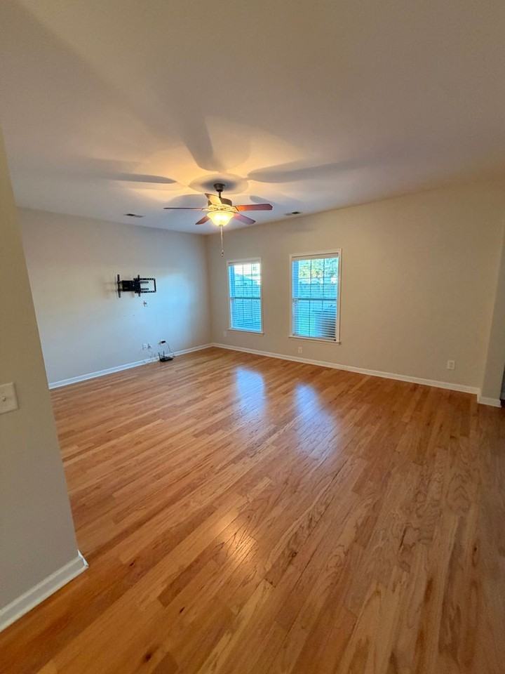 555 Crossland Dr - Photo 4 of 18