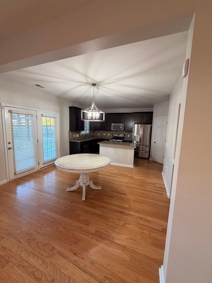 555 Crossland Dr - Photo 5 of 18