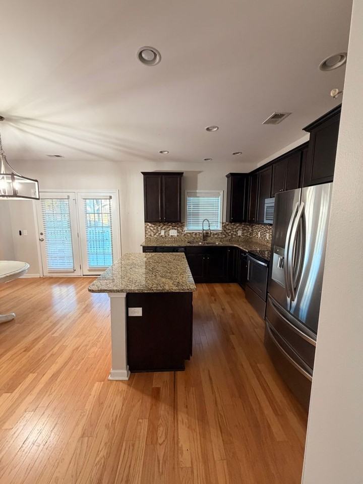 555 Crossland Dr - Photo 6 of 18