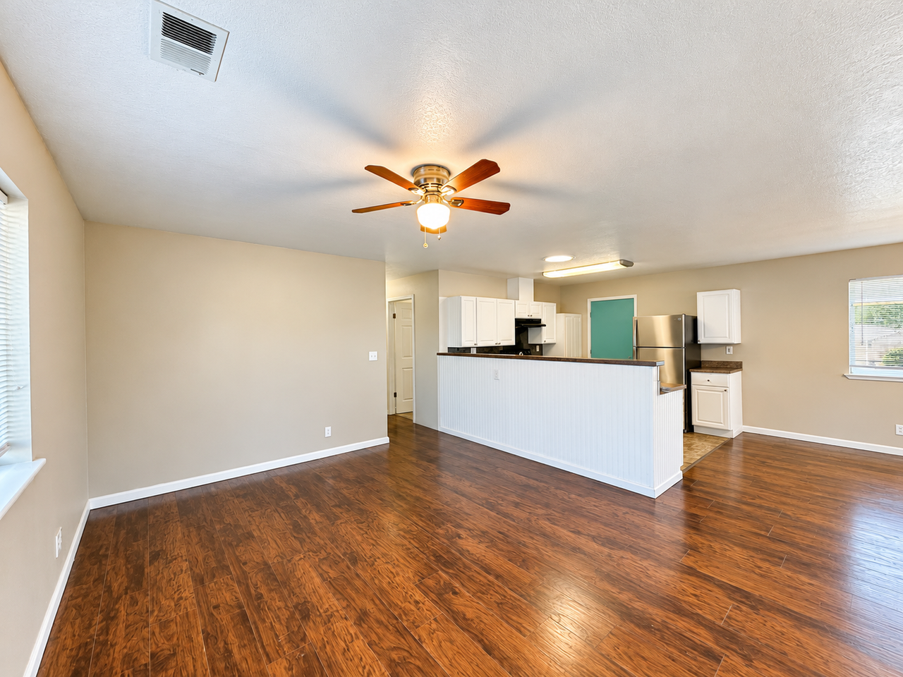 2160 Thiel Ave - Photo 3 of 19