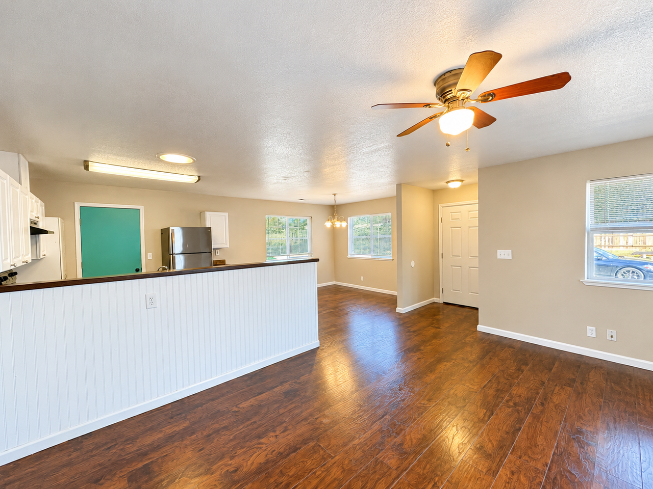 2160 Thiel Ave - Photo 4 of 19