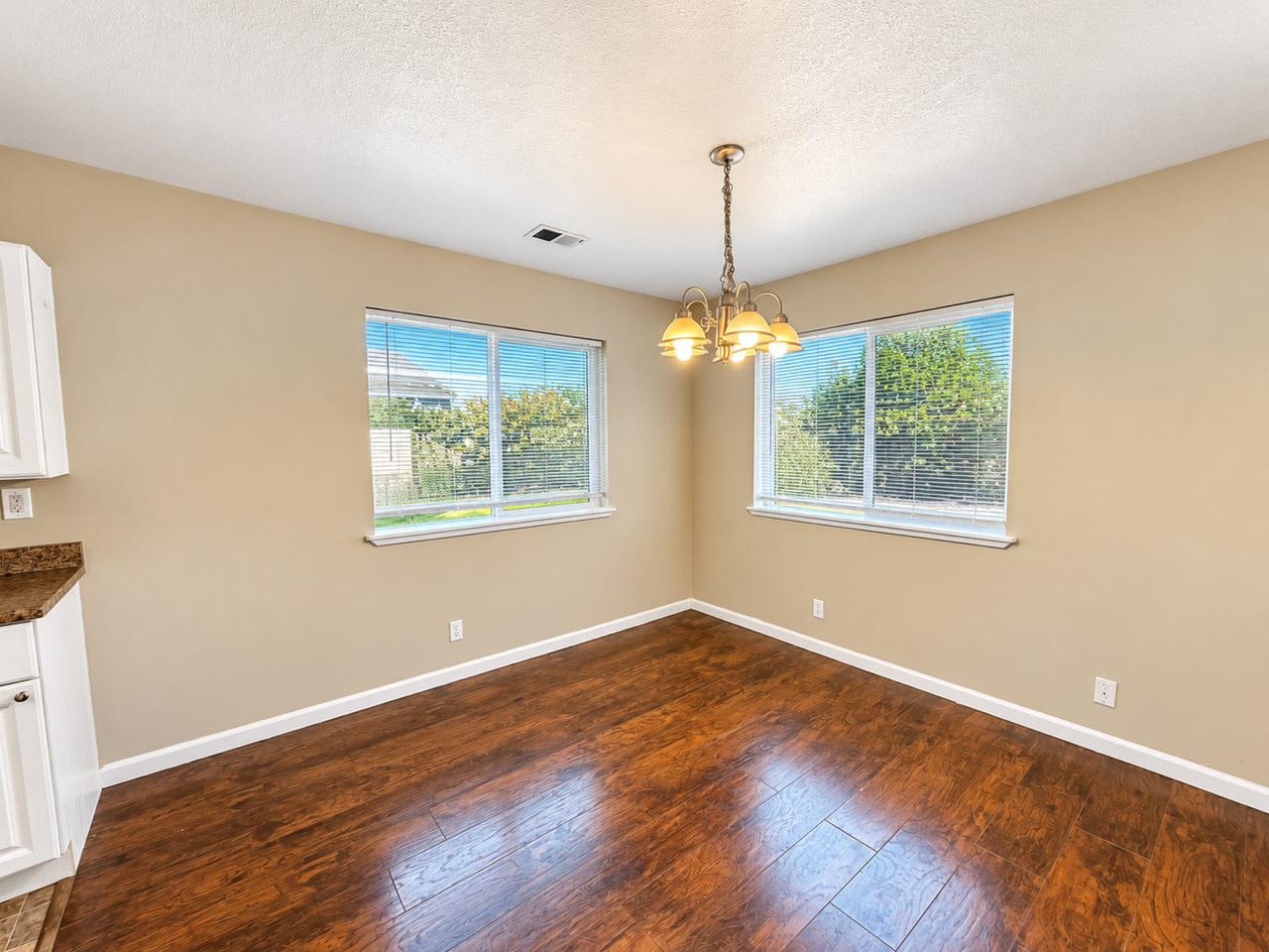 2160 Thiel Ave - Photo 5 of 19
