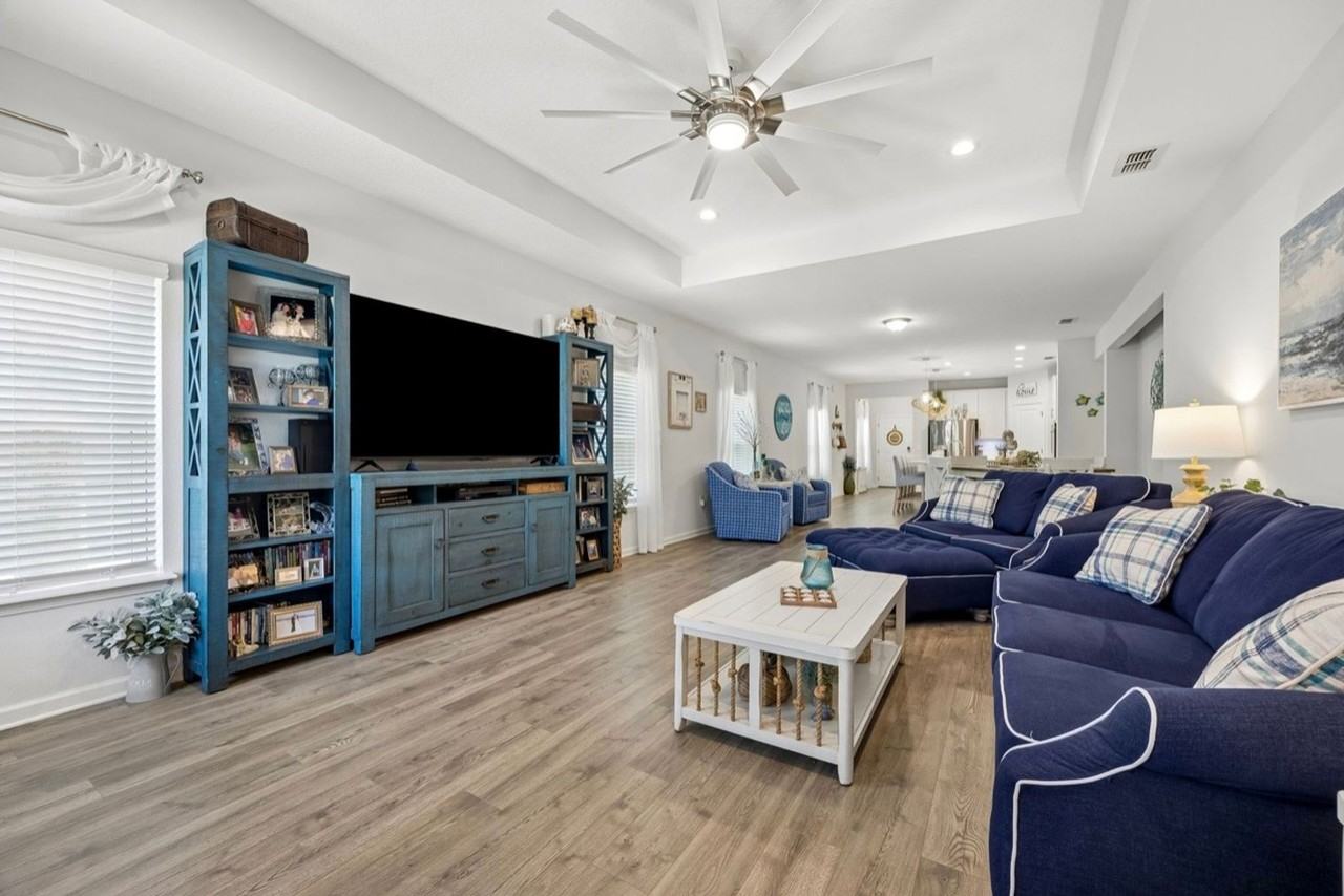 270 Daydream Ave - Photo 3 of 17