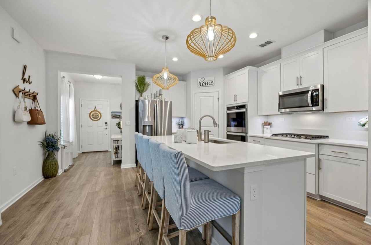 270 Daydream Ave - Photo 4 of 17