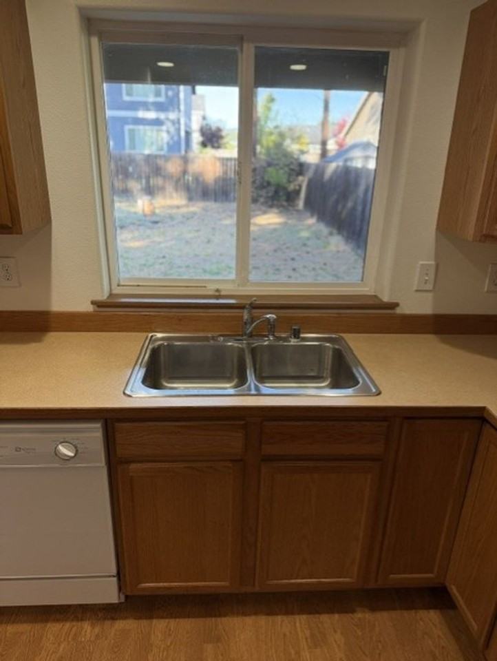 302 Denny Ave - Photo 4 of 19