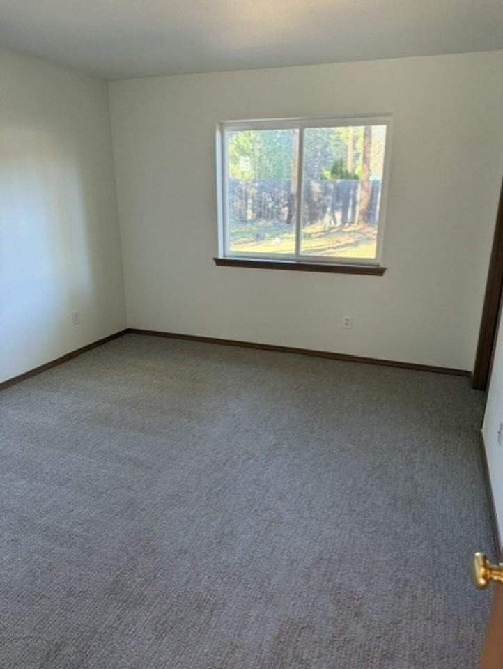 302 Denny Ave - Photo 7 of 19