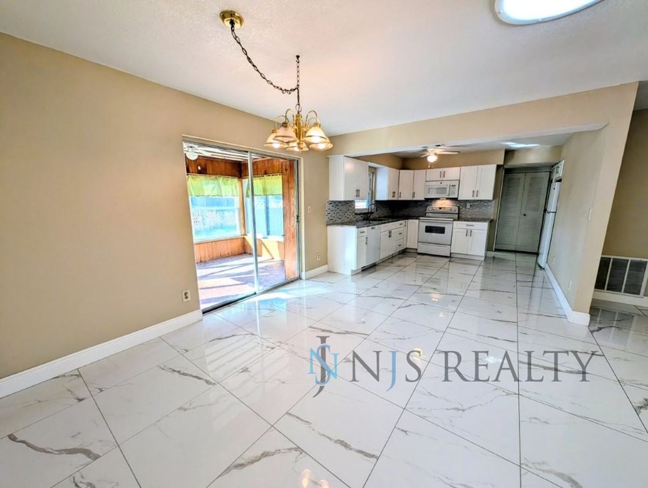 8758 Hemlock Ln - Photo 7 of 20