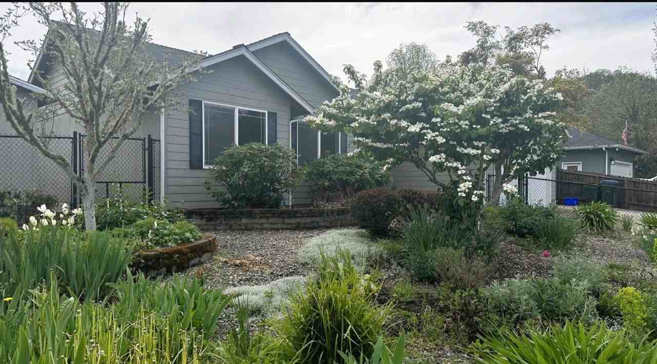 2409 Se Chinaberry Ave - Photo 2 of 20