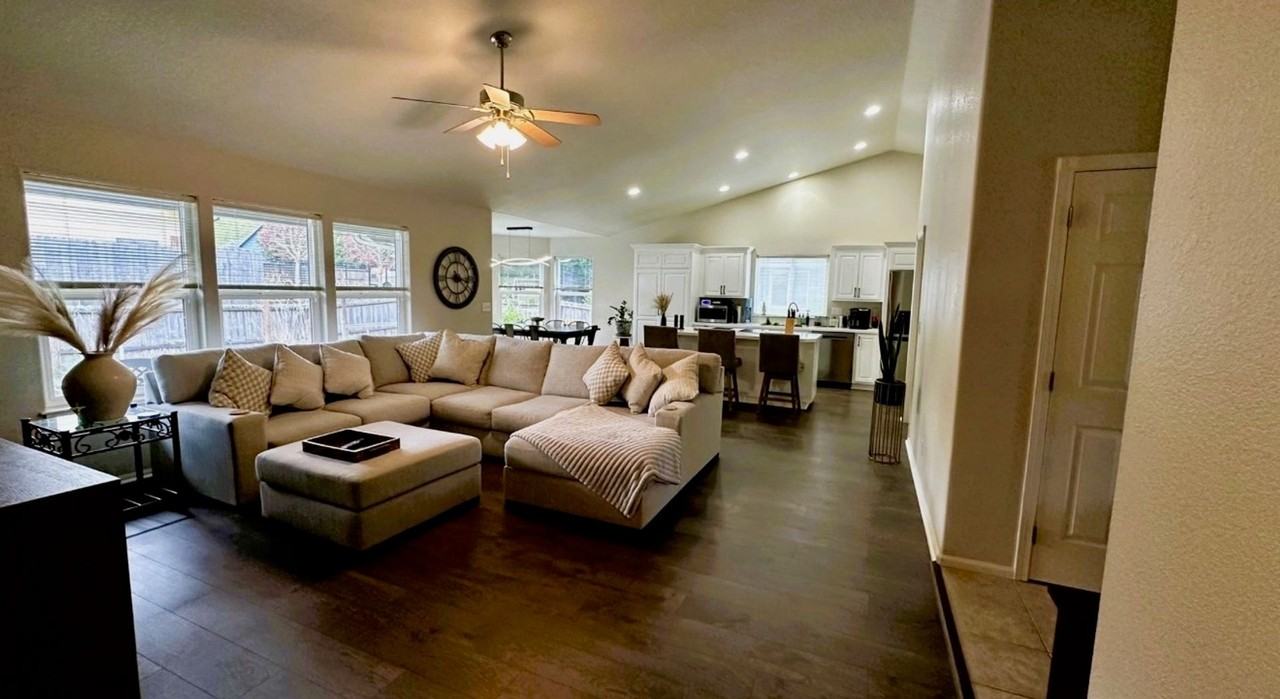 2409 Se Chinaberry Ave - Photo 3 of 20