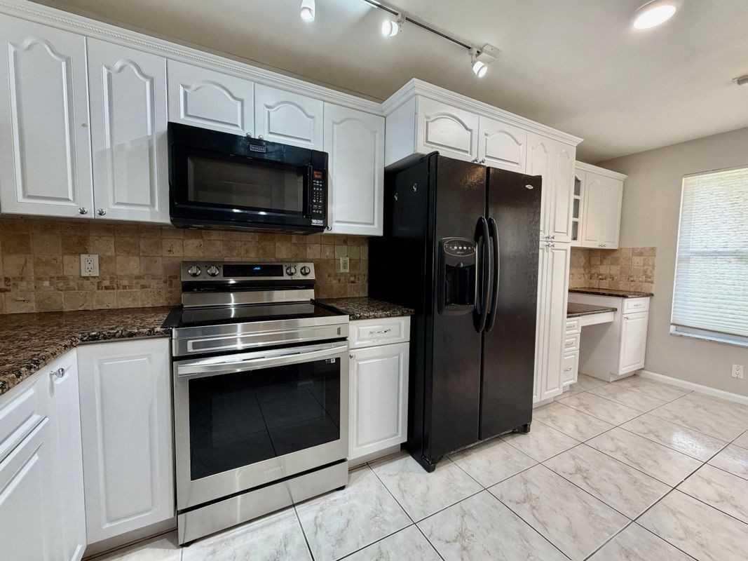 7426 Pinewalk Dr S - Photo 2 of 8