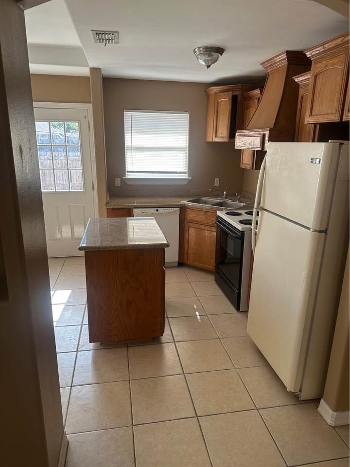 1607 W Douglas St #3 - Photo 3 of 5
