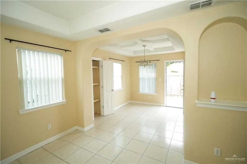 1607 W Bronze St #1 - Photo 2 of 6
