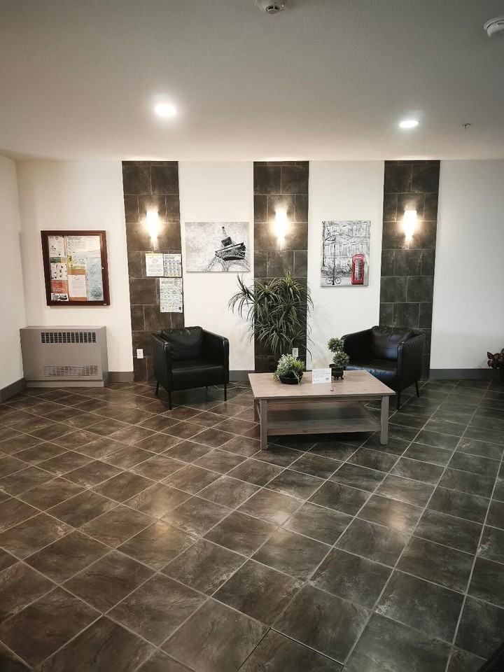 7805 71 Ave Nw - Photo 3 of 18