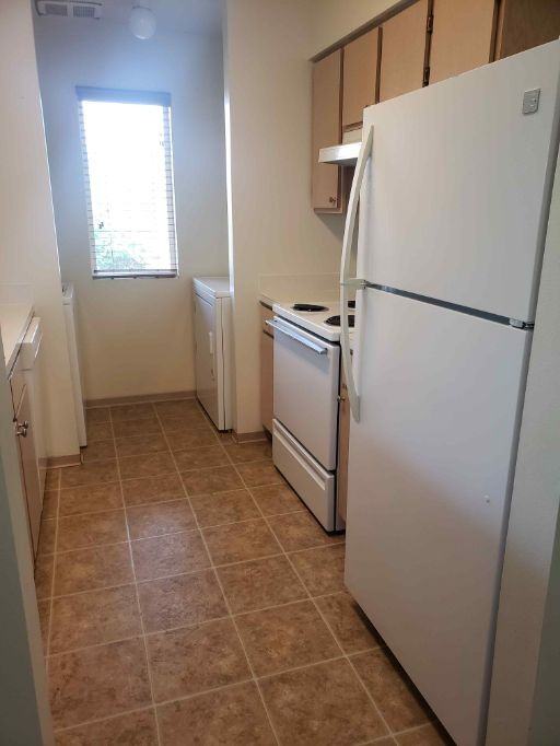 637 E E St #NA - Photo 5 of 16