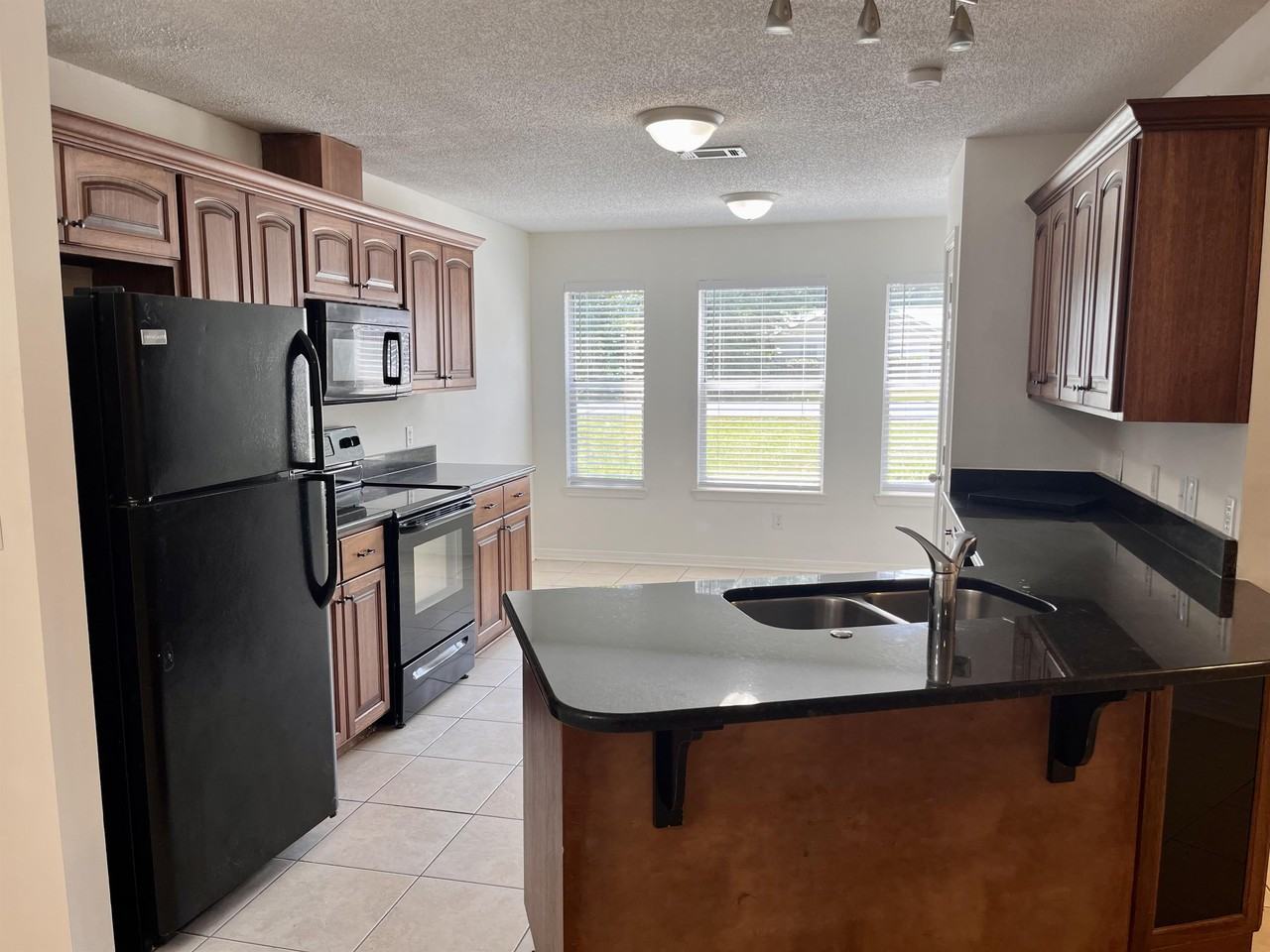 5908 Savannah Dr - Photo 2 of 13