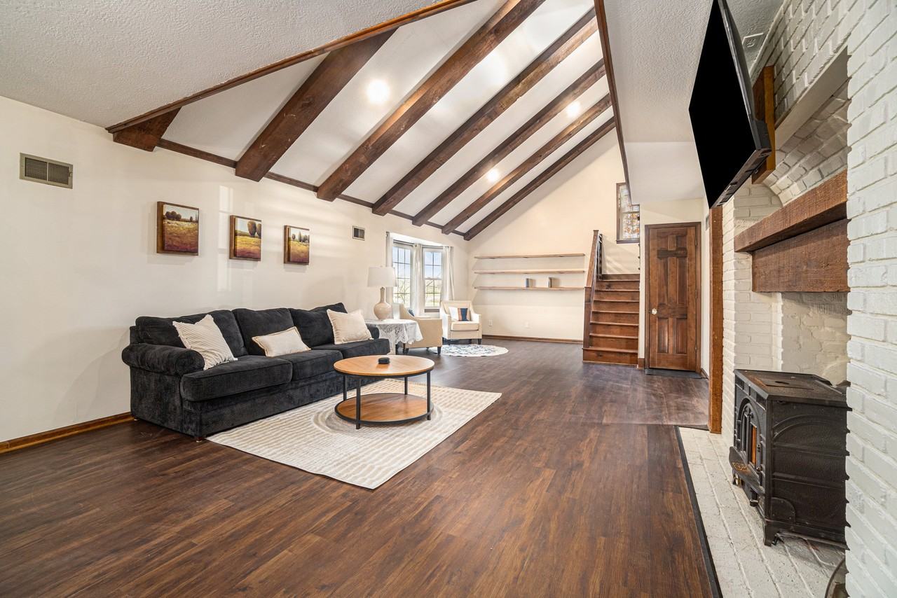 715 Northeast 55th Street - Main House #MAIN - Photo 3 of 20