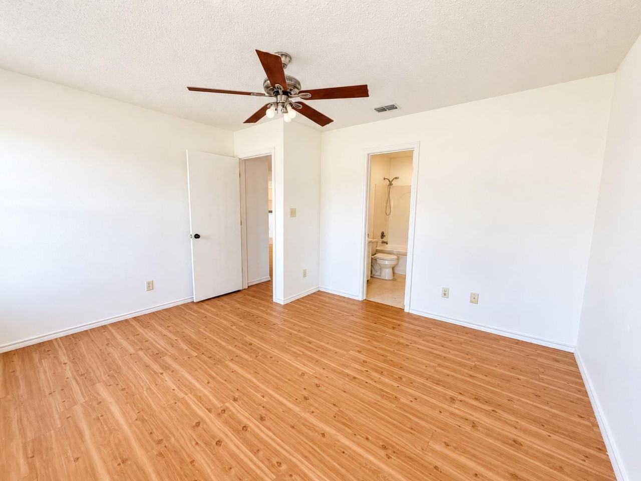 806 E Pebble Dr - Photo 4 of 14