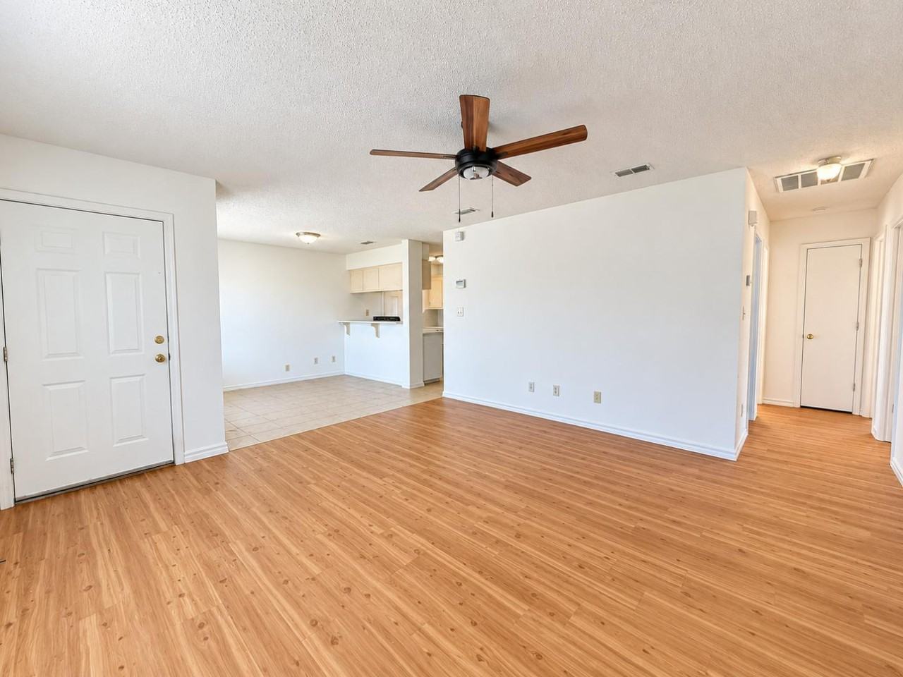 806 E Pebble Dr - Photo 6 of 14