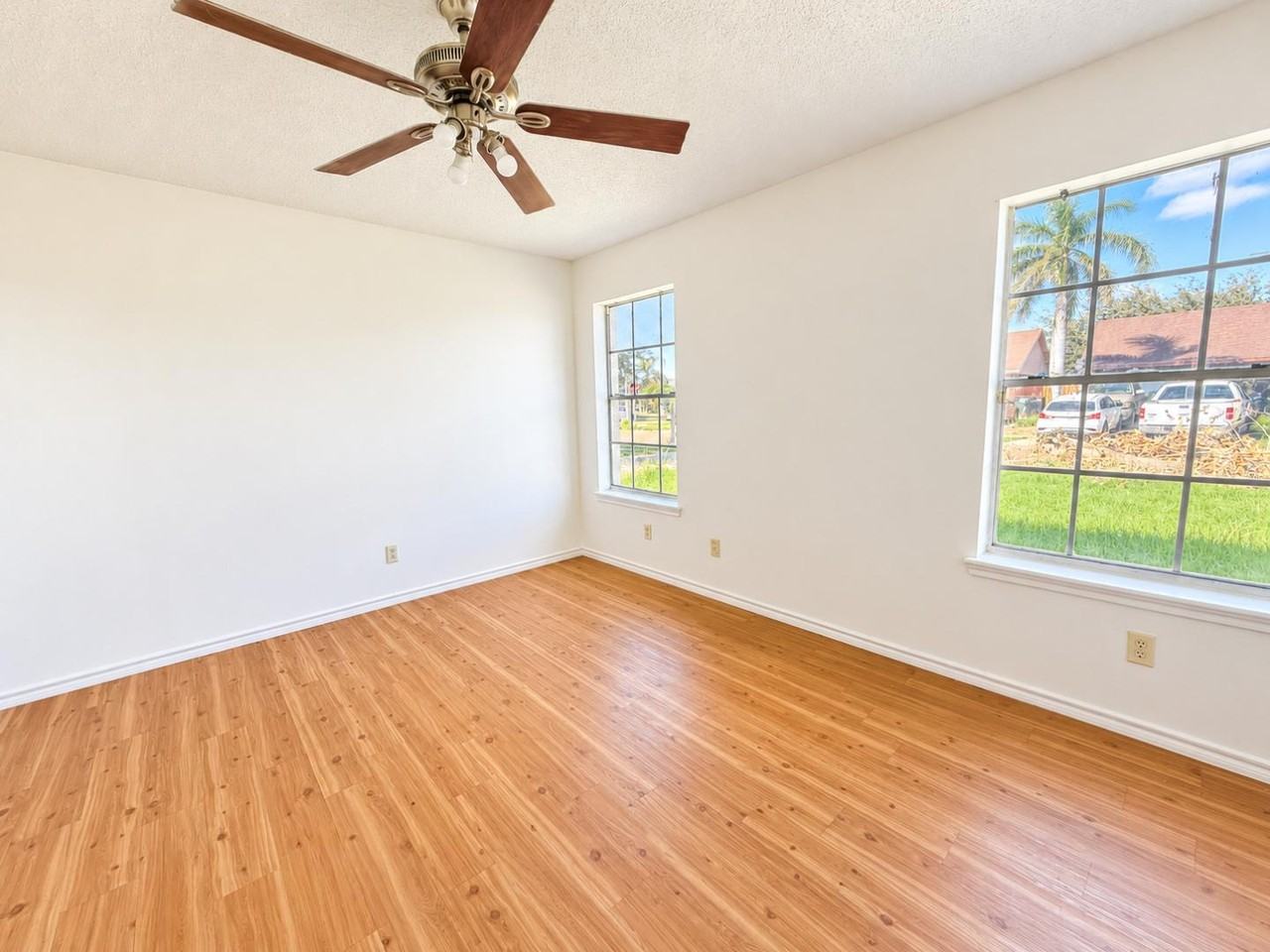 806 E Pebble Dr - Photo 7 of 14