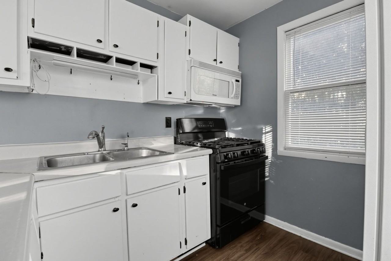 6414 Hillside Rd - Photo 3 of 26
