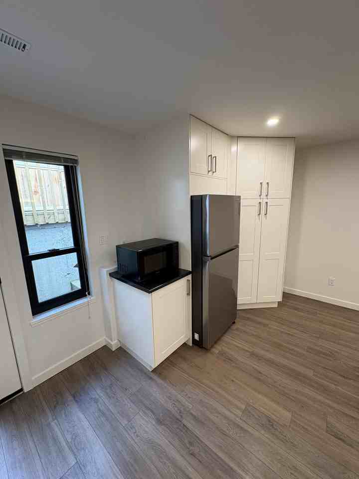 1783 Larkhall Cres - Photo 7 of 25