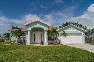 213 Sw Voltair Ter - Photo 1 of 1