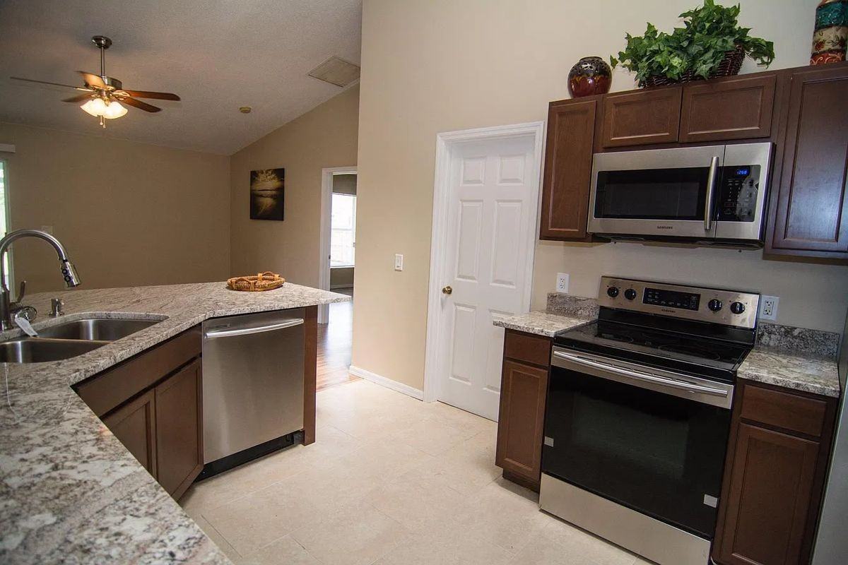 213 Sw Voltair Ter - Photo 2 of 15