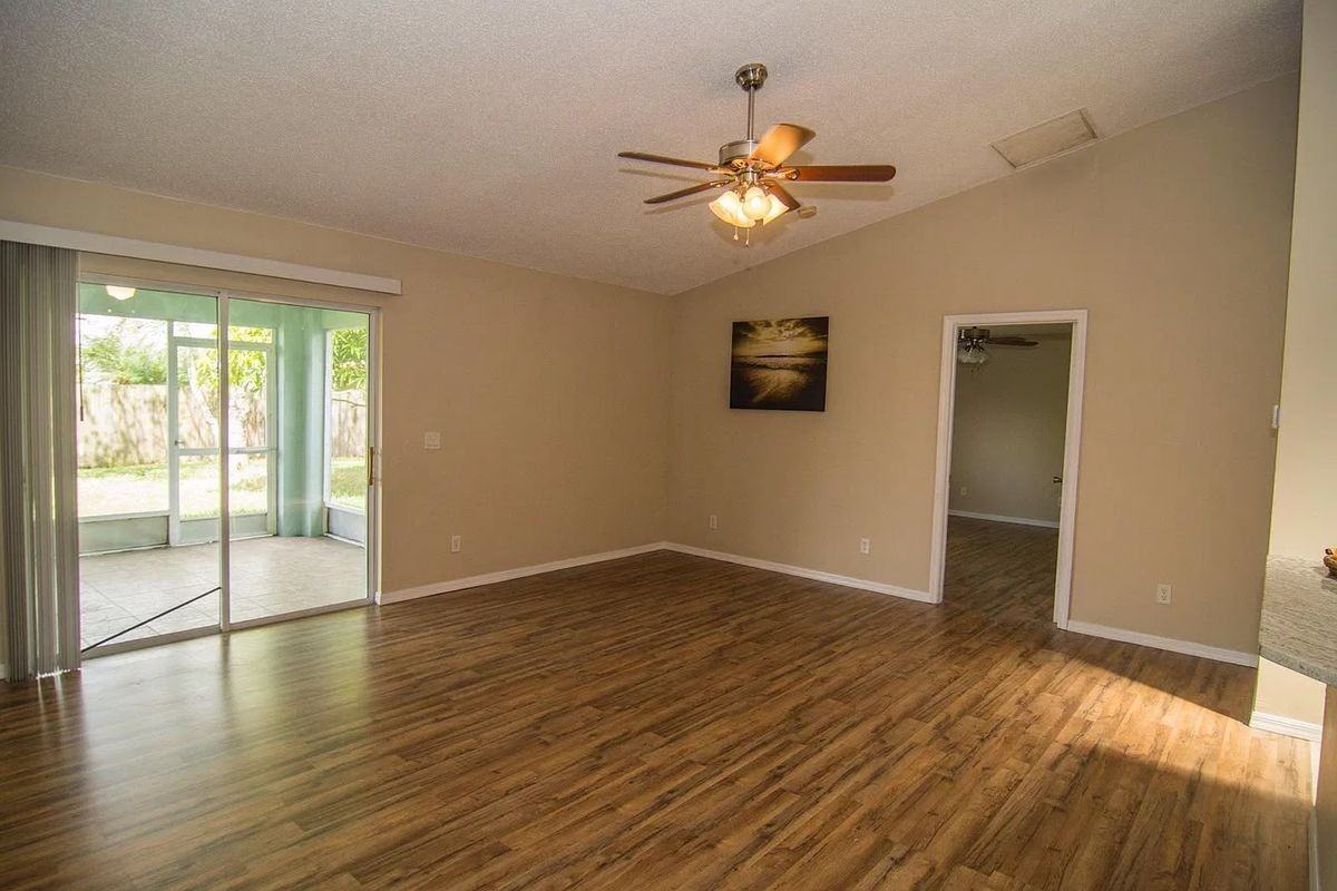 213 Sw Voltair Ter - Photo 4 of 15