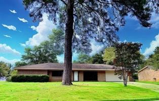 featured image of 1701 Live Oak Dr