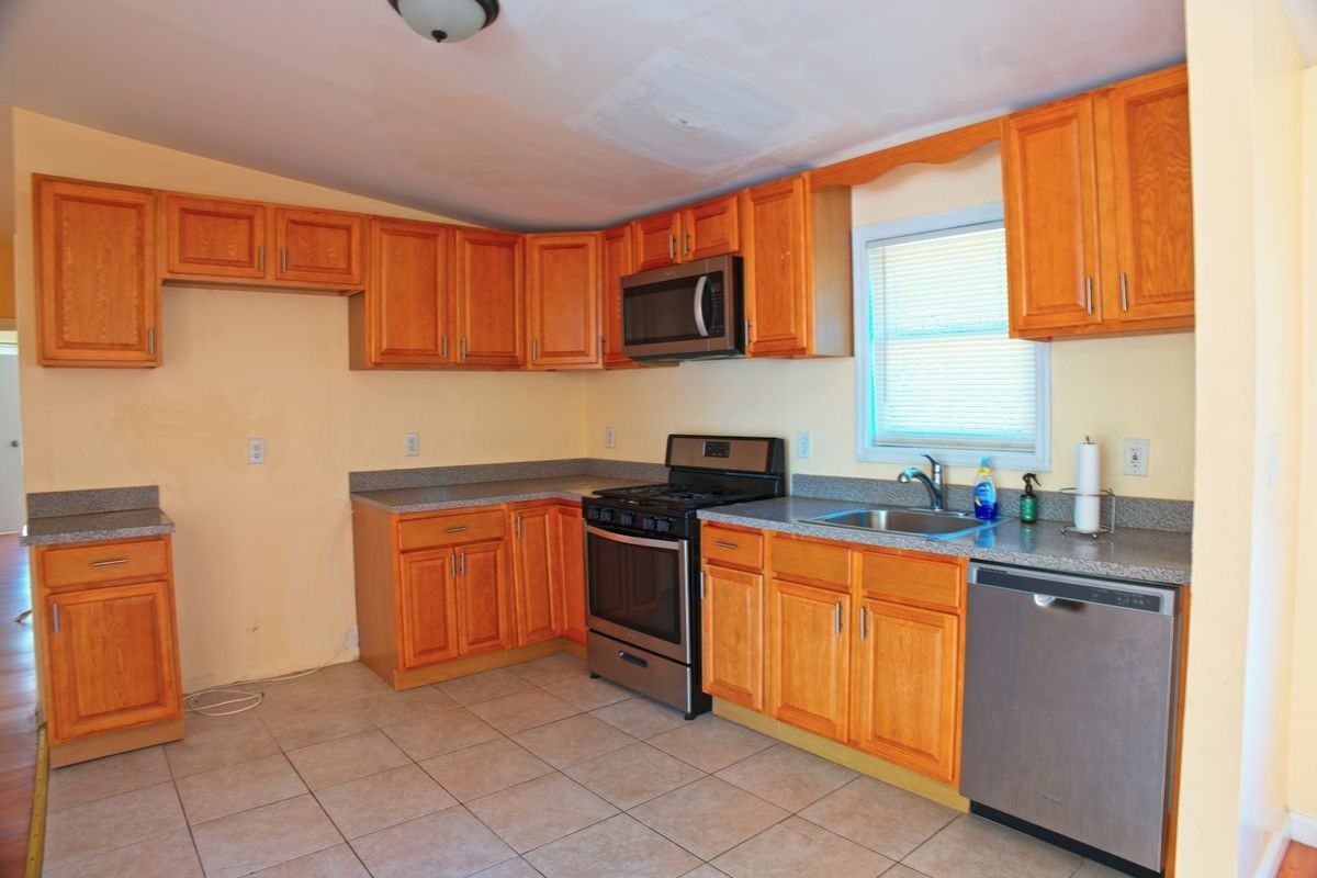 1095 Pinebrook Ct - Photo 2 of 12
