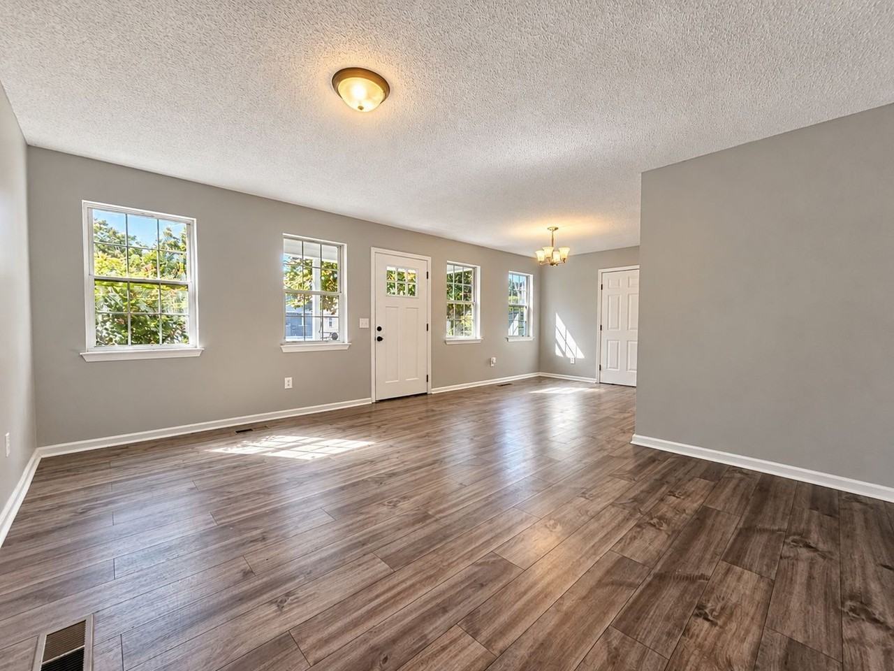 1109 E 8th St - Photo 2 of 16