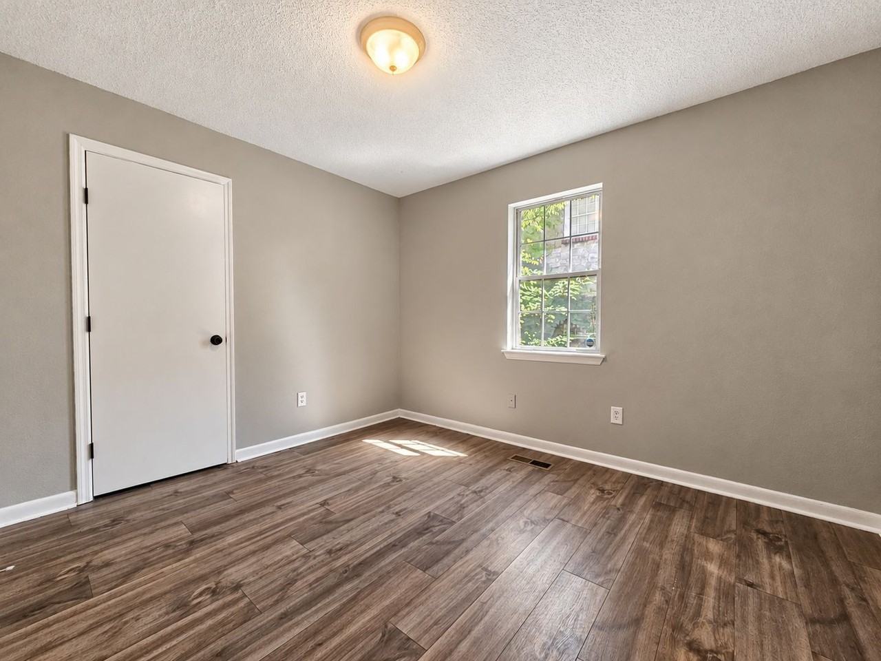 1109 E 8th St - Photo 5 of 16