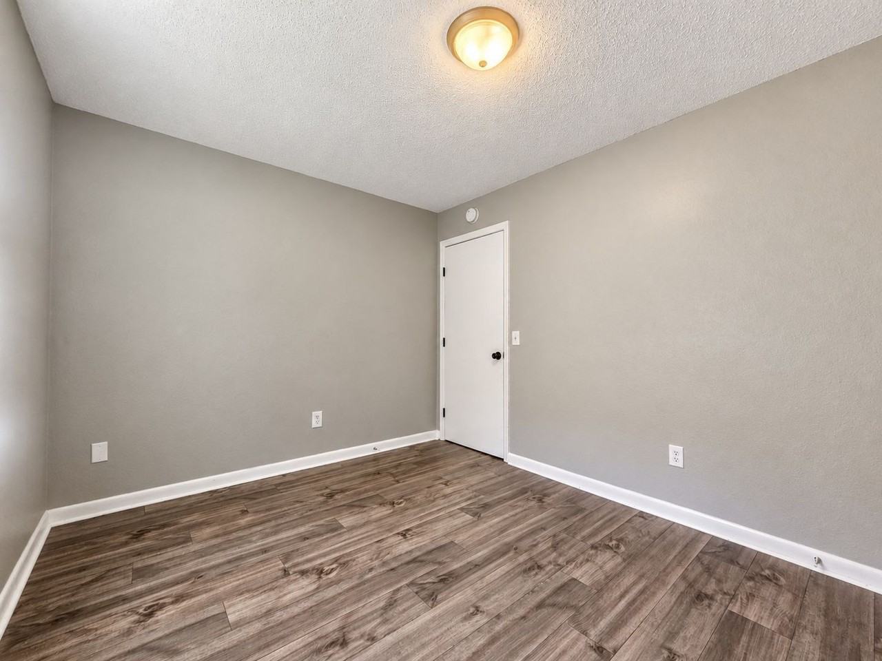 1109 E 8th St - Photo 6 of 16