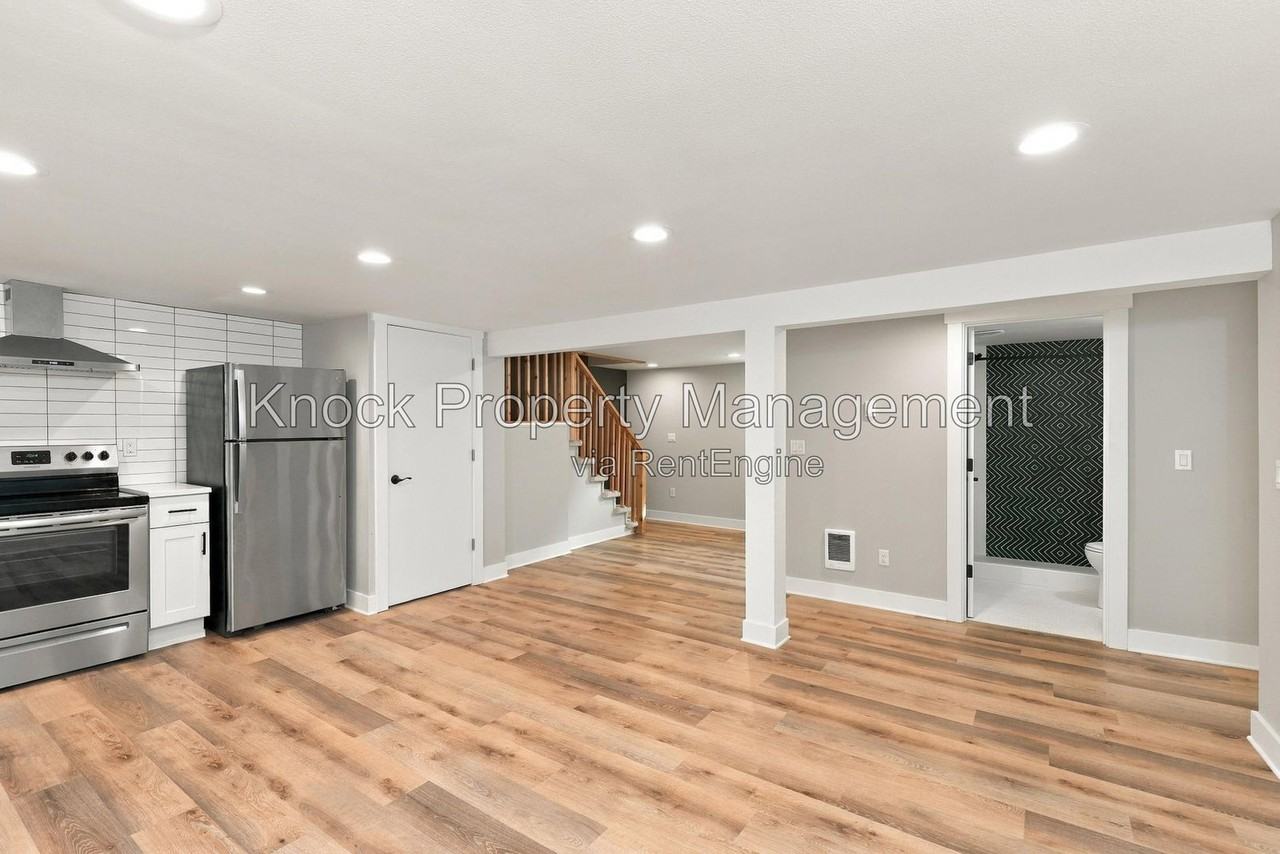 633 N Holland St #B - Photo 3 of 16