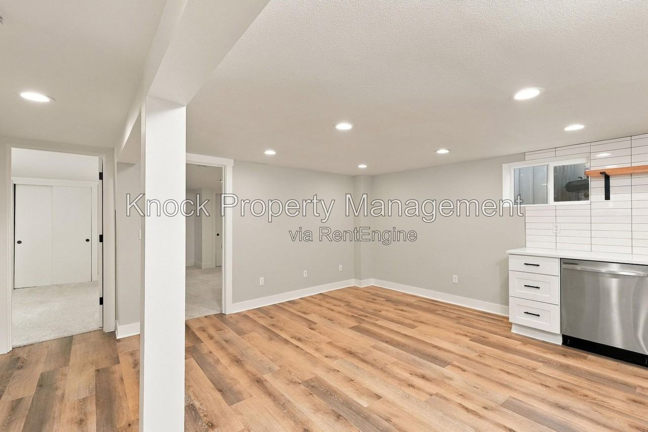 633 N Holland St #B - Photo 4 of 16