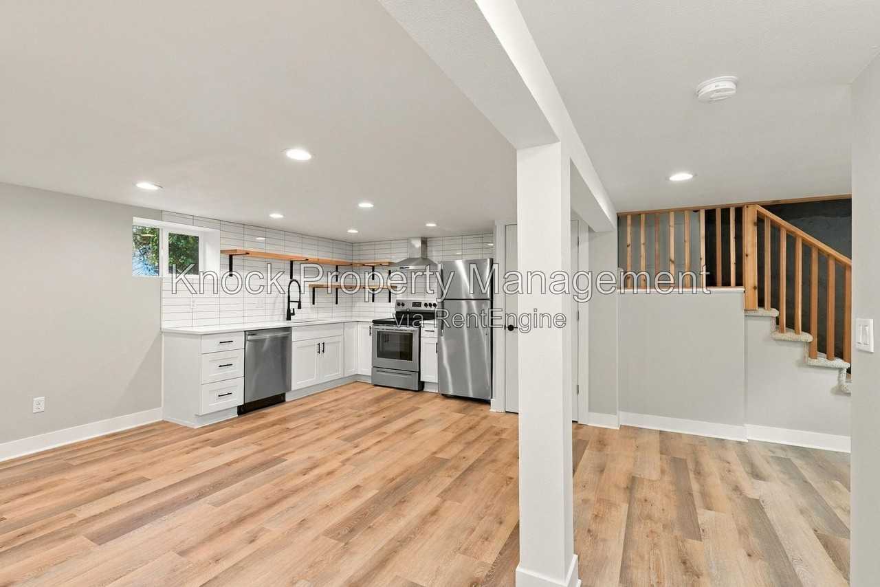 633 N Holland St #B - Photo 5 of 16