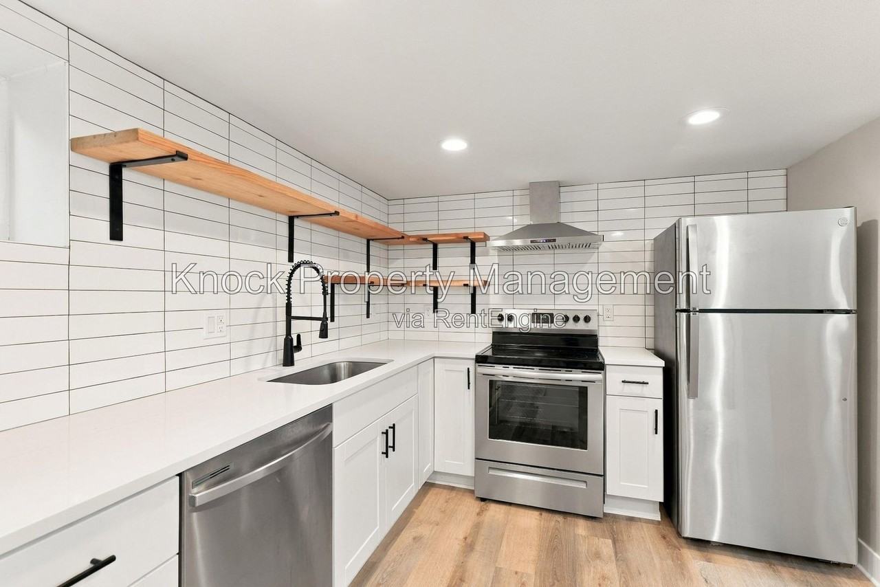 633 N Holland St #B - Photo 7 of 16