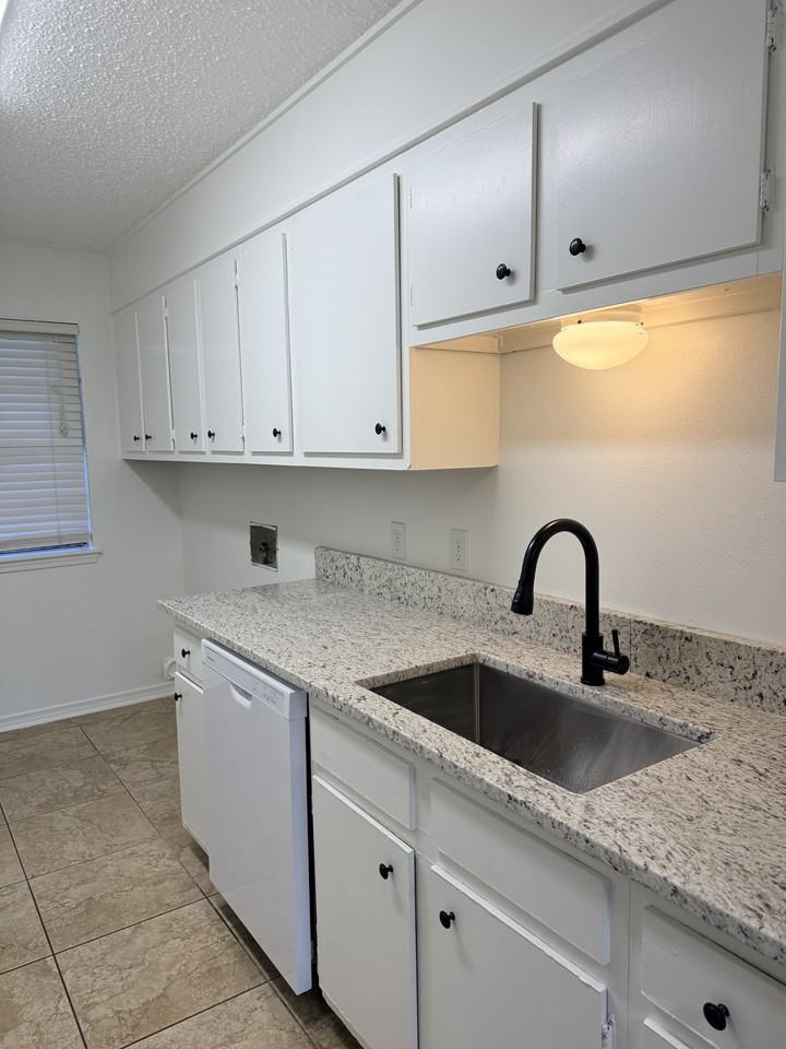 100 Dee Ann Dr #2 - Photo 2 of 16